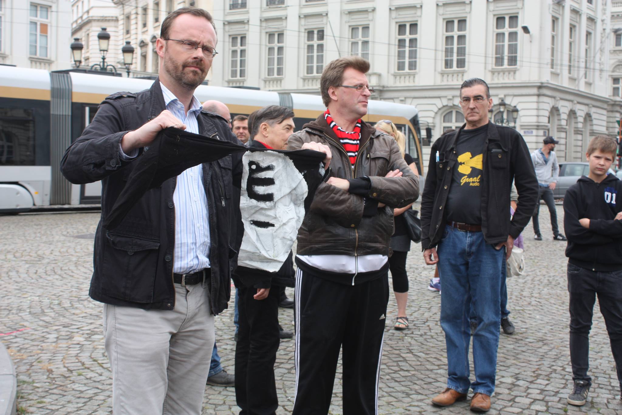 NATION vernielt vlag van IS in Brussel