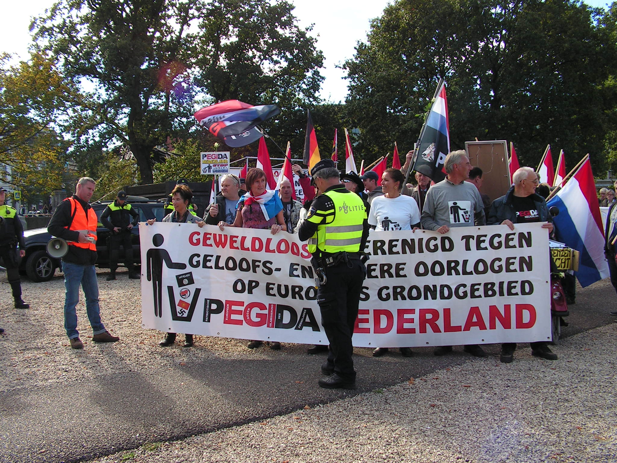 Nederlandse Minister: Coördinator Terrorismebestrijding houdt PEGIDA in de gaten