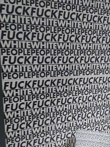 Blanke ‘kunstenaar’ Dean Hutton heeft een boodschap voor ons: FUCK WHITE PEOPLE’