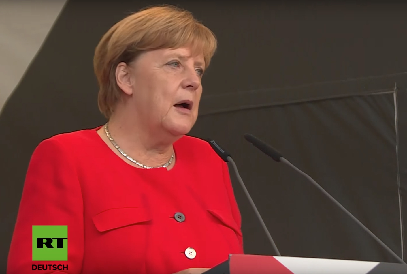 Angela Merkel tijdens verkiezingsbijeenkomst uitgejouwd