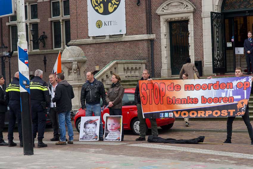 Nationalistische actiegroep Voorpost bij Afrikadag in Amsterdam tegen de plaasmoorde