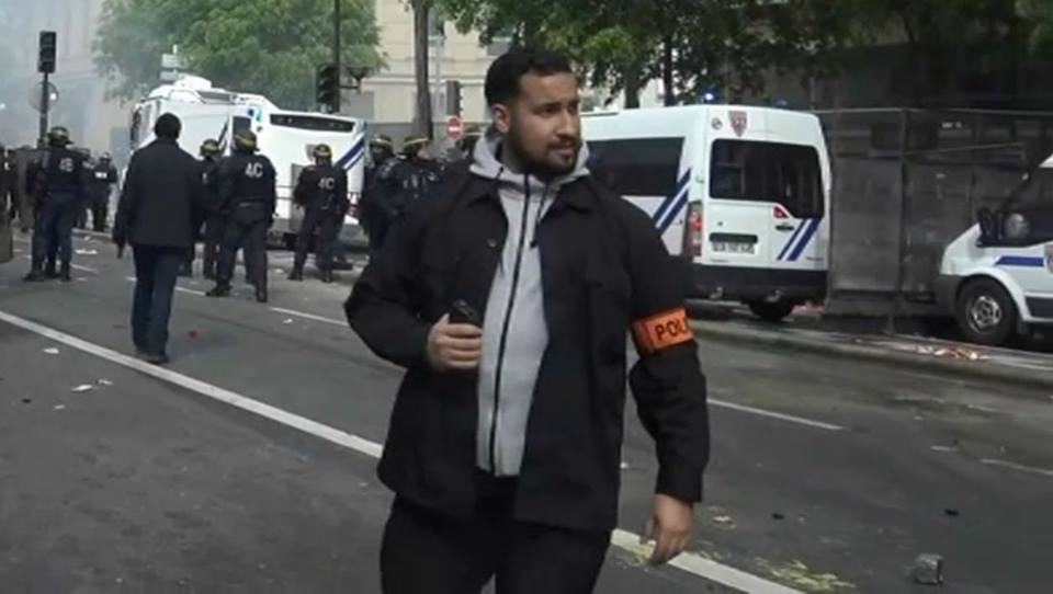 In opspraak gekomen (ex-PS-)’veiligheidsagent’ van Macron krijgt 10.000 euro per maand plus wagen met chauffeur, Macron keldert in de peilingen