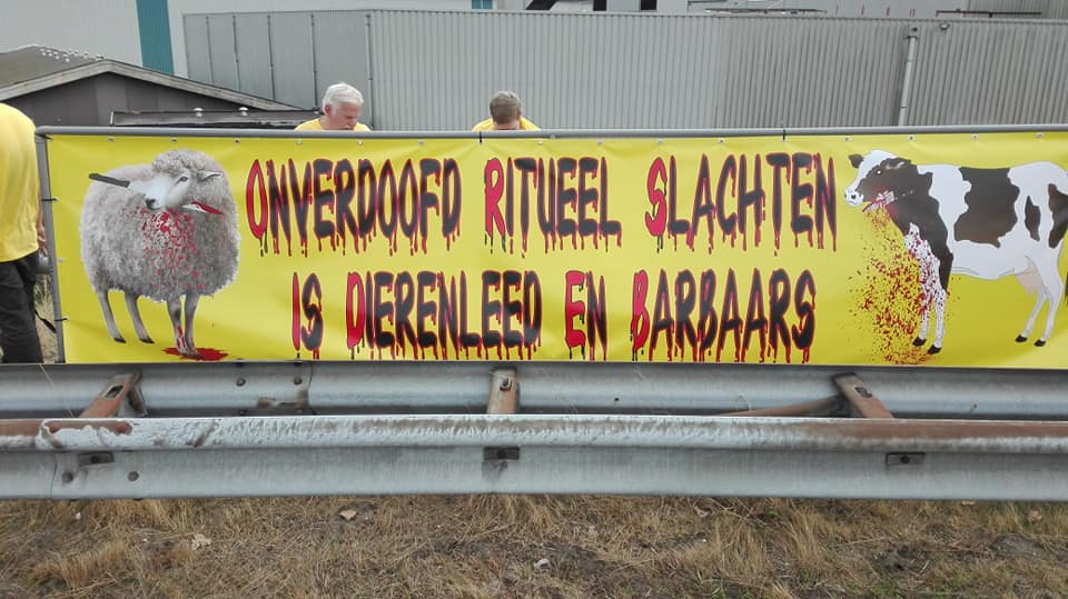 Rechts in Verzet protesteert in Zaandam tegen onverdoofd ritueel slachten