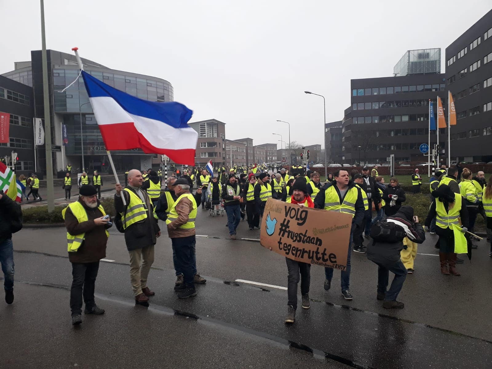 Meer dan duizend demonstranten landelijke demonstratie gele hesjes Maastricht