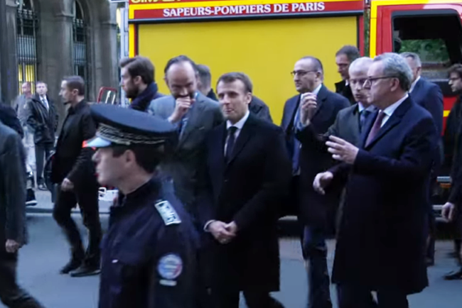 Misselijke beelden: Franse President Macron lachend tijdens brand Notre Dame