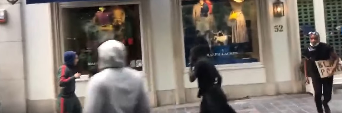 (VIDEO) ‘Black Lives Matter’ plundert ‘Jimmy Choo’, vernielt ‘Ralph Lauren’ in Brussel
