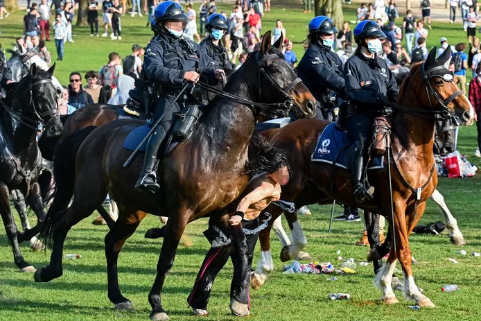 Belgische staatspolitie valt blanke jeugd aan met cavalerie en waterkanon
