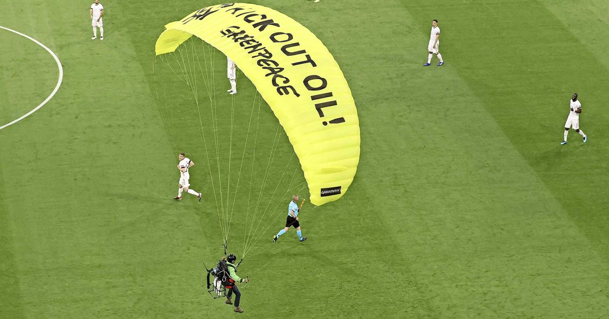 Extreemlinks verstoort EK-match, verwondt toeschouwers