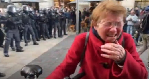Leipzig: Duitse dictatuur spuit pepperspray op oud dametje met fiets